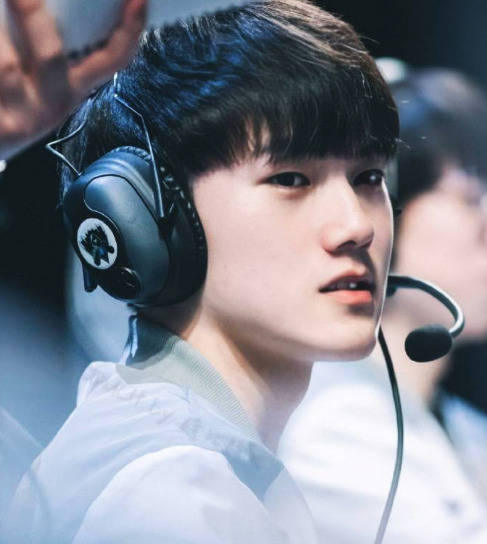 网友爆料：OMG上单Cube疑似要跑路去做陪玩？