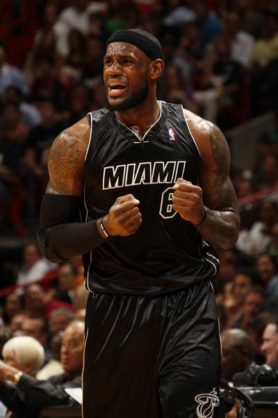 NBA排名榜：湖人险胜灰熊升至西部前三，雷霆连胜终结仍稳居榜首
